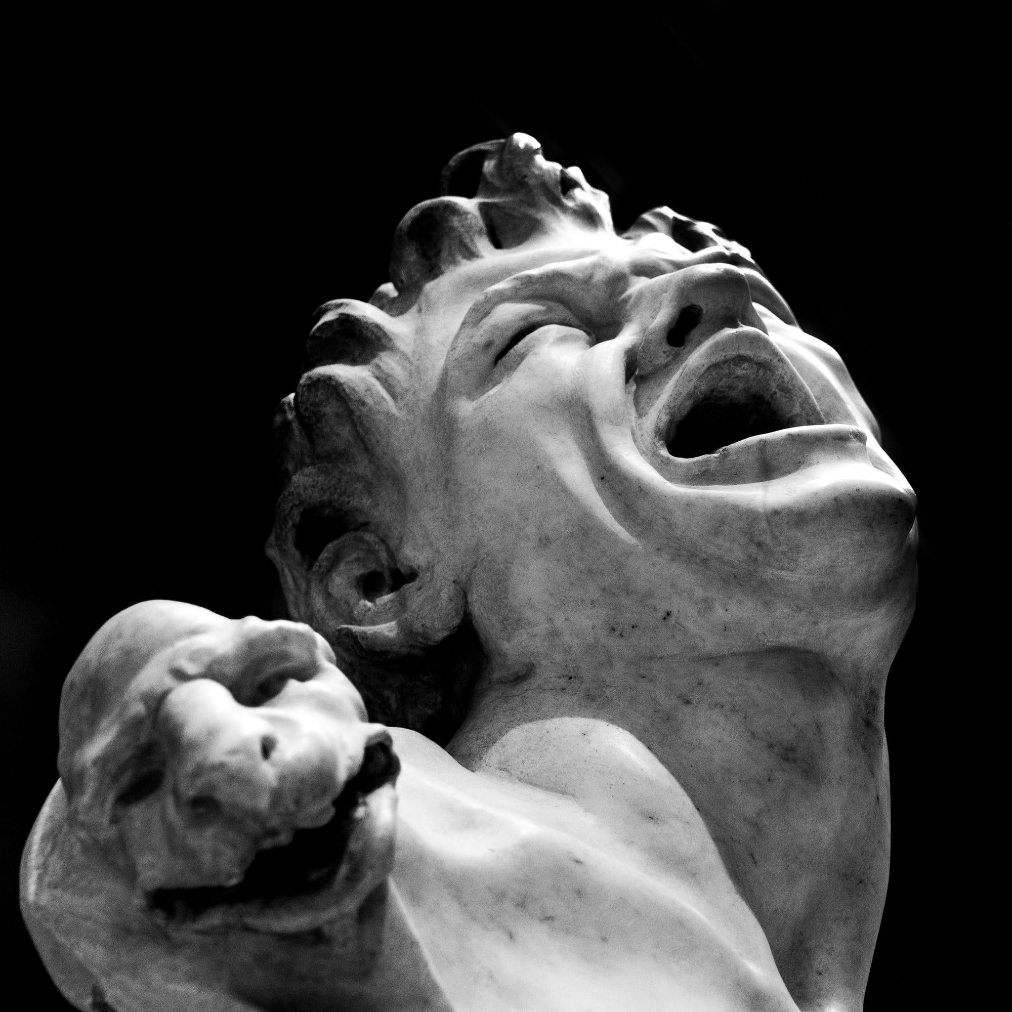 Marmorskulptur eines Mannes, der mit verzerrtem Gesicht aufschreit